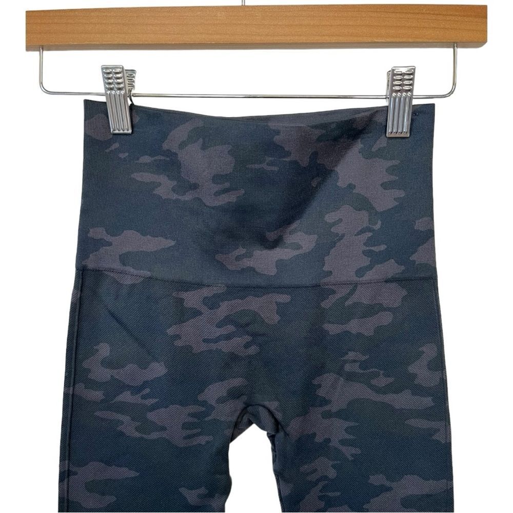 Spanx | Navy Ribbed Camo Seamless Cropped‎ Leggings Small - Picture 3 of 8